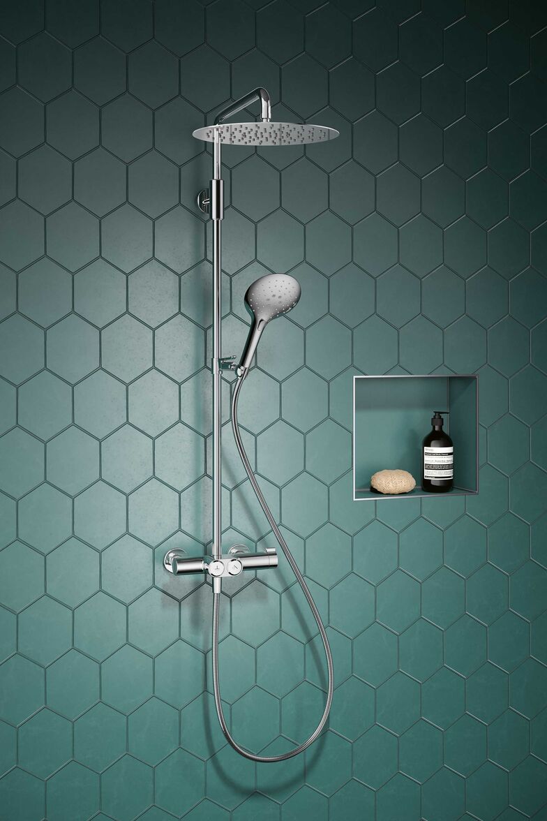 Das Duschsystem «Choice» mit Hand- und Kopfbrause ist mit dem «SkinProtect», einem Sicherheitsstopp gegen Verbrühen, ausgestattet. KWC, www.kwc.com