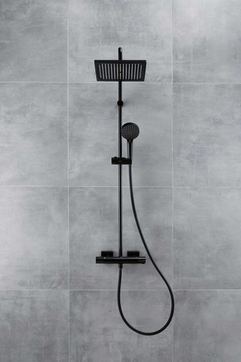 Puristen und Fans von geradlinigen Silhouetten überzeugt «Vernis 240 Blend» mit der Kopfbrause in viereckiger Form und in trendigem Mattschwarz. Hansgrohe AG, www.hansgrohe.ch