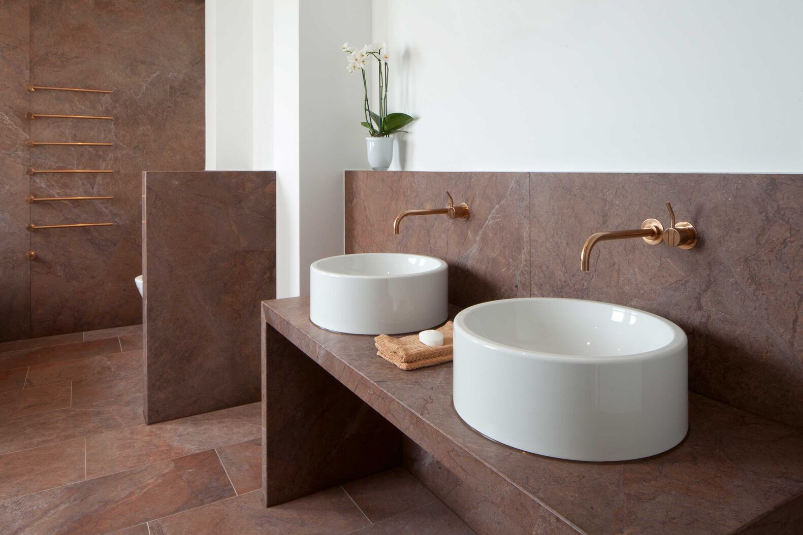 Vola gilt als Urmutter des modernen Wasserhahn-Designs und ist eine preisgekrönte Marke, die zeitgenössisches dänisches Design in das Zuhause bringt. www.vola.com