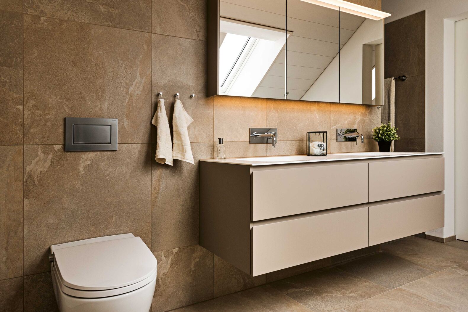 «Sind die Sanitärapparate gewählt, sucht man die passenden Materialien für Boden und Wände aus. Danach geht es zurück in den Sanitärbereich, wo die Fronten der Möbel auf die Raumgestaltung abgestimmt werden», beschreibt Marmobisa den Weg zur individuellen Badezimmergestaltung. www.marmobisa.ch