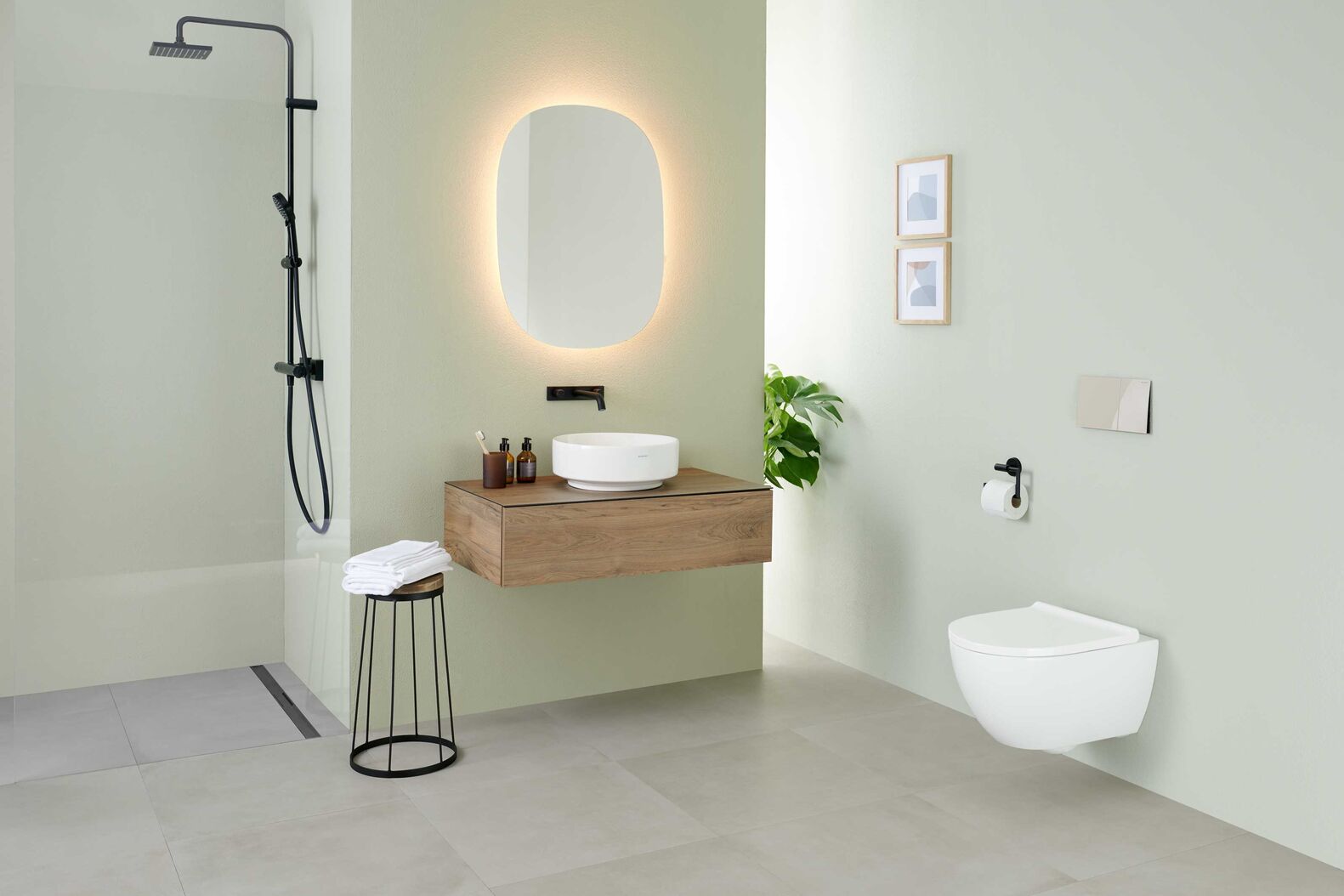 Spieglein, Spieglein an der Wand: Mit dem erweiterten Lichtspiegel-Sortiment bietet Geberit insgesamt 40 Modelle für unterschiedliche Baddesigns und Platzverhältnisse. www.geberit.ch