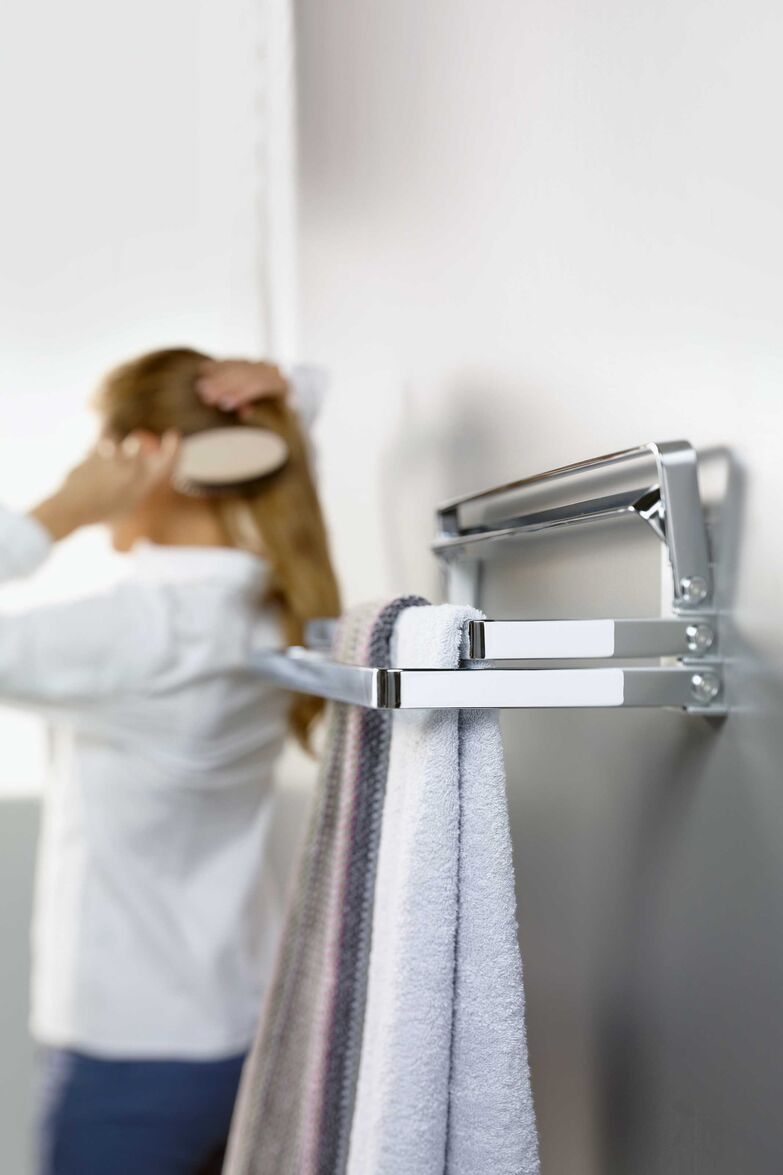 Platz für alle: Die vier beweglichen Arme der Badetuchstange bieten Platz für mehrere grosse Tücher. Bodenschatz AG, www.bodenschatz.ch