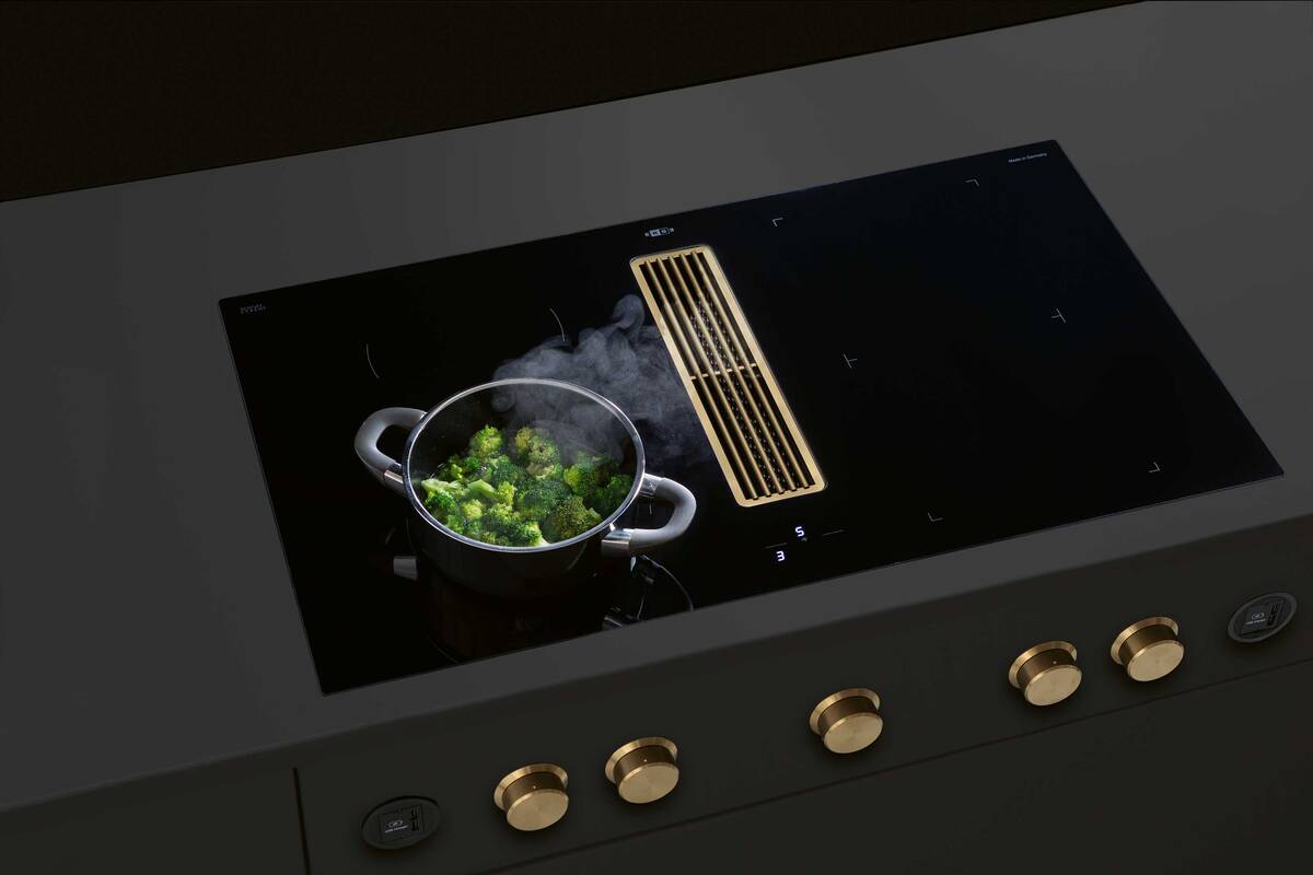 Die Edelstahl-Drehregler für das Induktionskochfeld «Interia Control 3.0» sind in trendigen Messing- oder Kupferfarben erhältlich. ERGE Schweiz AG.