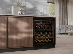 Damit gehört der Gang in den Weinkeller der Vergangenheit an: Der Weinschrank «WKU60DSP» fügt sich mit seinem eleganten und geradlinigen Design in jede Küche ein. Electrolux AG.