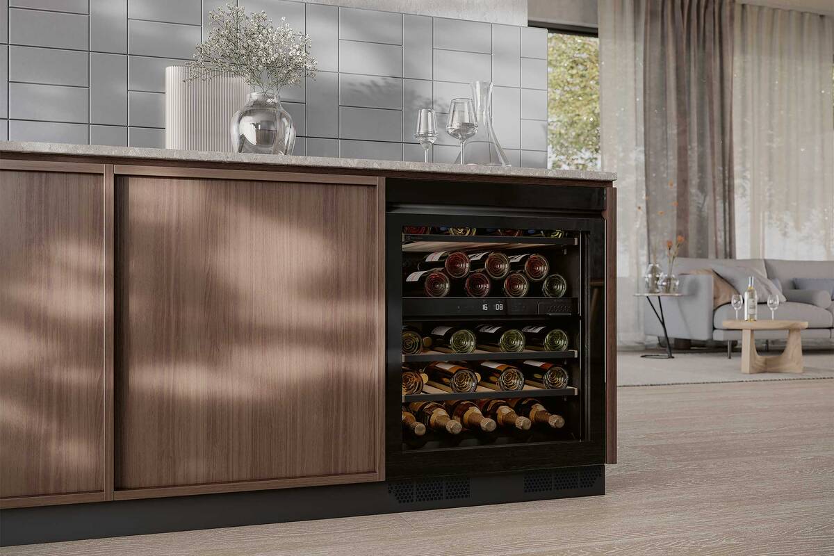 Damit gehört der Gang in den Weinkeller der Vergangenheit an: Der Weinschrank «WKU60DSP» fügt sich mit seinem eleganten und geradlinigen Design in jede Küche ein. Electrolux AG.
