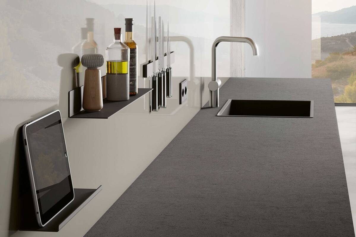 Die Küchenrückwände aus glasiertem Titanstahl sind widerstandsfähig, hygienisch und magnetisch. Wilhelm Schmidlin AG.