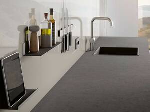 Die Küchenrückwände aus glasiertem Titanstahl sind widerstandsfähig, hygienisch und magnetisch. Wilhelm Schmidlin AG.