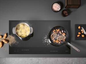 Durch die Oberflächenveredelung «DiamondFinish» ist die Glaskeramik extrem hart. Kratzer, etwa durch Salz oder Sand, entstehen dadurch wesentlich seltener. Miele Schweiz.