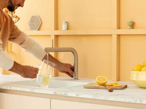 Darf es etwas gekühltes, sprudelndes oder stilles Wasser sein? Kochendwasser-Hahn von Quooker Schweiz AG.