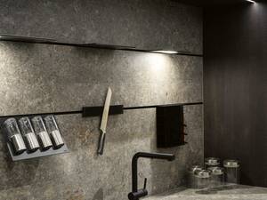 Orea steht für hochwertige, individuelle Schweizer Küchen. Praktische Details wie die Messeraufbewahrung vereinfachen den Alltag. Orea AG.