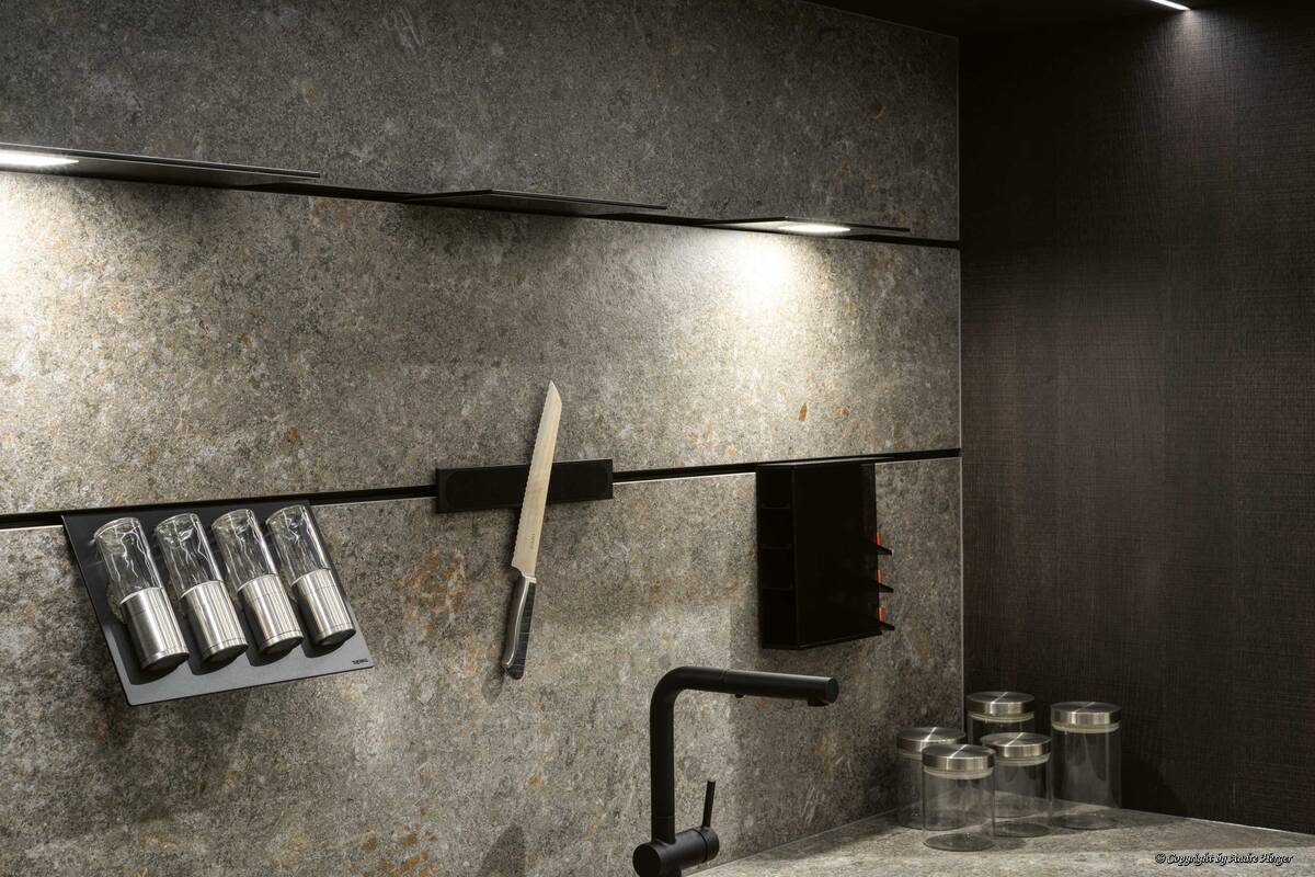 Orea steht für hochwertige, individuelle Schweizer Küchen. Praktische Details wie die Messeraufbewahrung vereinfachen den Alltag. Orea AG.