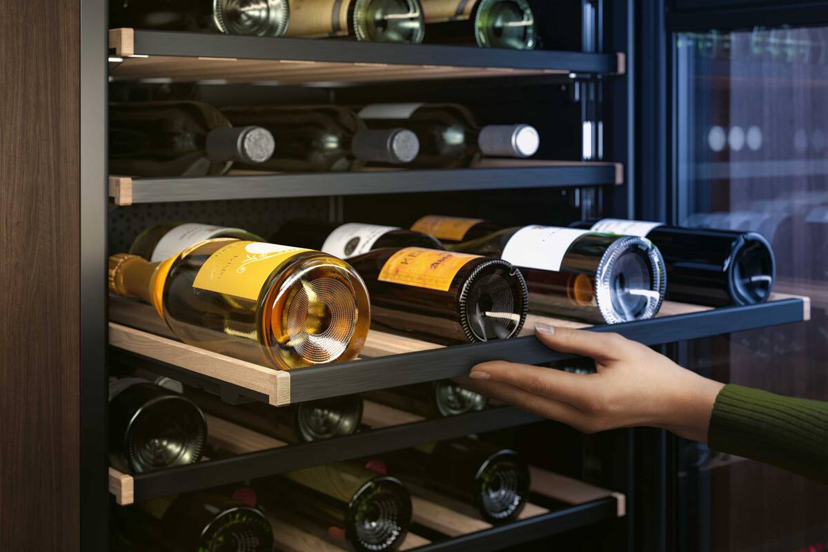 Edle Tropfen müssen nicht mehr im Weinkeller ausharren: Im «ProfiLine»-Weinschrank mit zwei individuell regulierbaren Temperaturzonen sind Weine bestens aufbewahrt. Bis zu 40 Flaschen finden Platz, selbst Champagner und Magnumflaschen. Electrolux Schweiz.