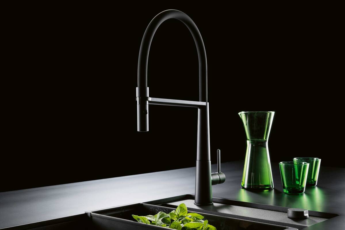 Dank ihrer hoch angebrachten und abnehmbaren Brause bietet die «Icon Semi-Pro» maximale Flexibilität beim Abwaschen: Töpfe, Pfannen und Krüge jeder Grösse lassen sich mühelos säubern. Franke Küchentechnik AG.