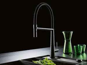 Dank ihrer hoch angebrachten und abnehmbaren Brause bietet die «Icon Semi-Pro» maximale Flexibilität beim Abwaschen: Töpfe, Pfannen und Krüge jeder Grösse lassen sich mühelos säubern. Franke Küchentechnik AG.