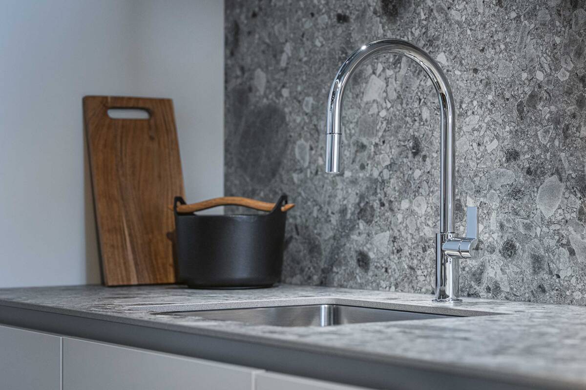 Mit der Schwanenhals-Optik sorgt die Armatur «Alterna idis» für eine schöne, runde Optik in der Küche. Für fast jeden Geschmack gibt es die passende Oberflächenausführung: Chrom, Edelstahloptik oder Schwarz matt. Sanitas Troesch.