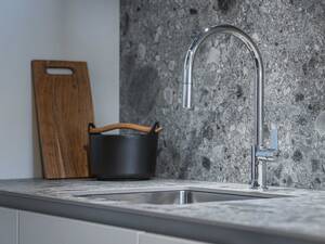 Mit der Schwanenhals-Optik sorgt die Armatur «Alterna idis» für eine schöne, runde Optik in der Küche. Für fast jeden Geschmack gibt es die passende Oberflächenausführung: Chrom, Edelstahloptik oder Schwarz matt. Sanitas Troesch.