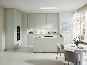 Ein puristischer Look wirkt aufgeräumt, lässt Formen, Farben und Materialien wirken und schafft Raum für das Wesentliche. Linie «Savona» in Jade Premium Matt. Fust.