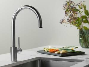 Die Küchenarmaturen «Twinplus» sind in Chrom, Edelstahl und PVD Inox Schwarz, mit geradem oder gebogenen Auslauf, mit oder ohne Auszugsbrause sowie mit seitlich oder oben angebrachtem Bedienhebel erhältlich. Laufen Schweiz AG.