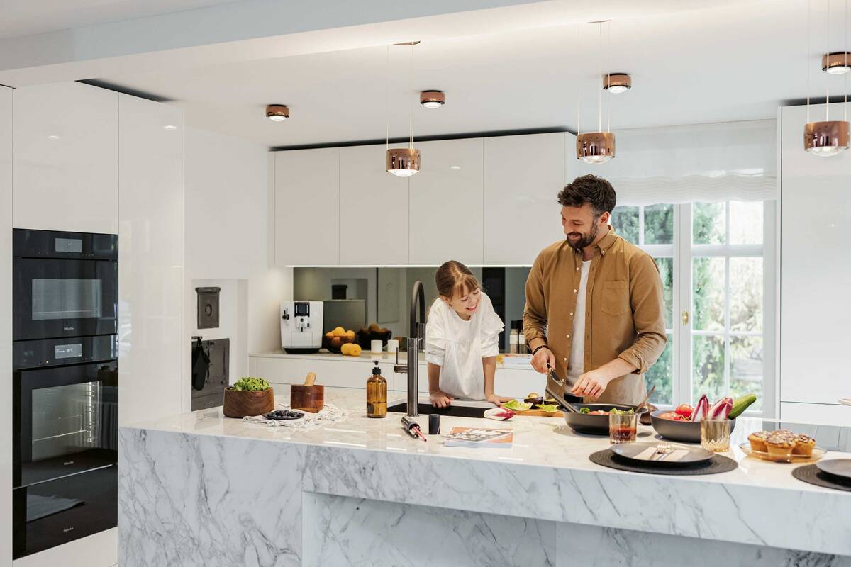 Wohnlichkeit ist Trumpf. Schliesslich ist die Küche der Mittelpunkt des Zusammenlebens, der Ort, an dem man sich begegnet und austauscht. In dieser Küche wird Familiengeschichte geschrieben – Tag für Tag. Herzog Küchen AG.