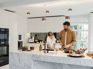 Wohnlichkeit ist Trumpf. Schliesslich ist die Küche der Mittelpunkt des Zusammenlebens, der Ort, an dem man sich begegnet und austauscht. In dieser Küche wird Familiengeschichte geschrieben – Tag für Tag. Herzog Küchen AG.