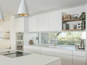 Die Küche «Colorino» wurde matt lackiert («4015 Edelweiss matt») und mit einer Spüle von Suter und einer Armatur von Franke ausgestattet. Veriset AG.