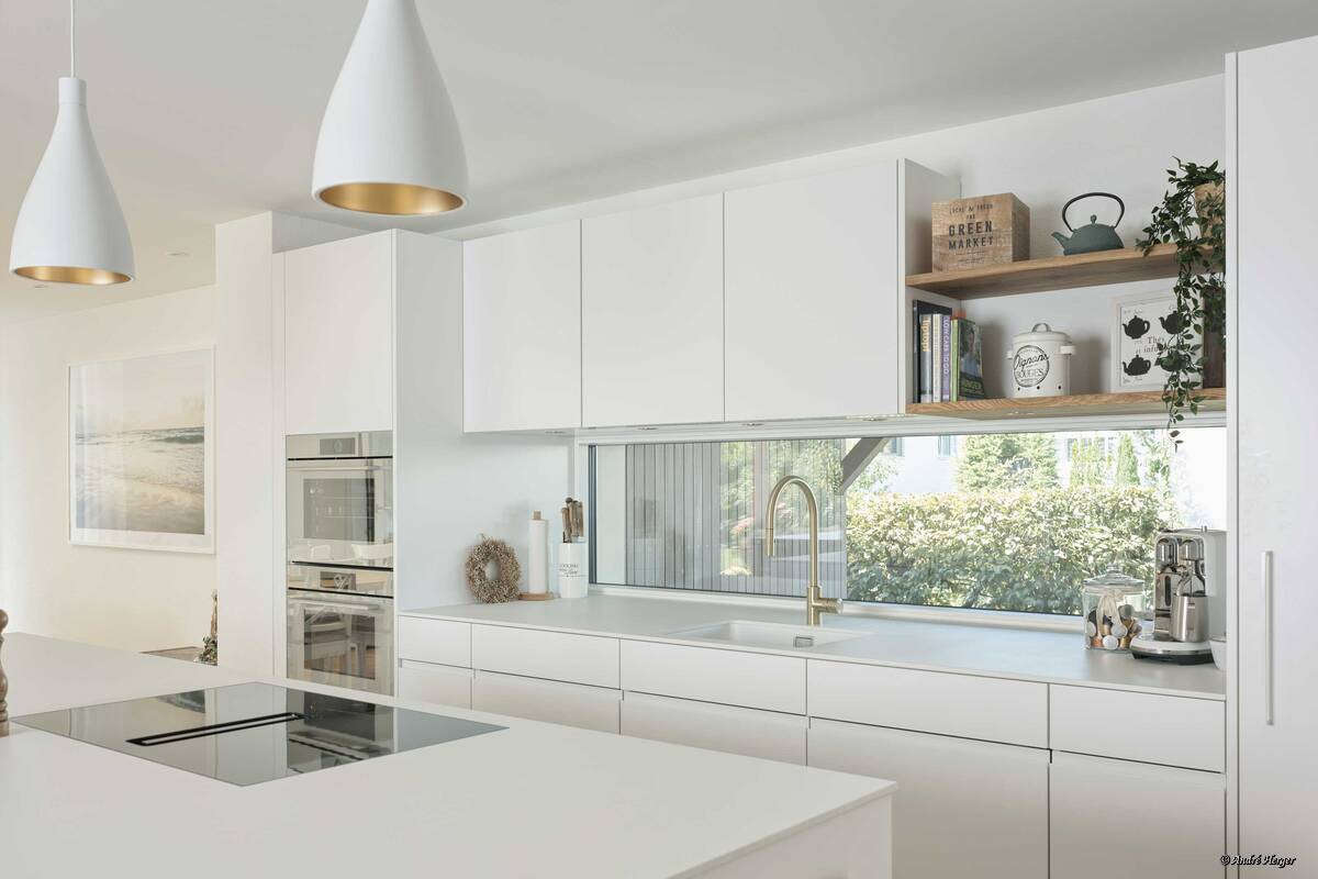 Die Küche «Colorino» wurde matt lackiert («4015 Edelweiss matt») und mit einer Spüle von Suter und einer Armatur von Franke ausgestattet. Veriset AG.