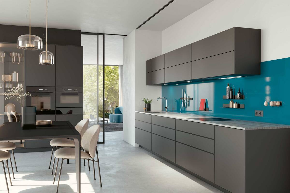 Für die Küchenzeile gibt es praktische und robuste Designlösungen. Auf Mass gefertigte Küchenrückwände aus glasiertem Titanstahl sind widerstandsfähig, hygienisch und magnetisch. Wilhelm Schmidlin AG.