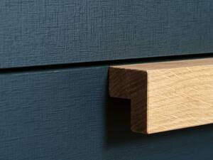 Argolite ist der einzige Schweizer Hersteller von HPL (High Pressure Laminate). Hier: blaugrünes Unidekor «Nocturne», kombiniert mit der textilähnlichen Oberflächenstruktur «TX» und Echtholzgriffen. Argolite AG.