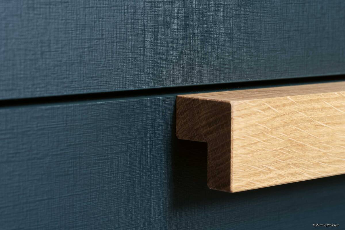 Argolite ist der einzige Schweizer Hersteller von HPL (High Pressure Laminate). Hier: blaugrünes Unidekor «Nocturne», kombiniert mit der textilähnlichen Oberflächenstruktur «TX» und Echtholzgriffen. Argolite AG.