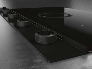 «NikolaTesla Unplugged» wird schnell und intuitiv über feste Klickknöpfe gesteuert. Die markanten Bedienknöpfe verleihen Charakter und Robustheit. Elica über Adago Home.