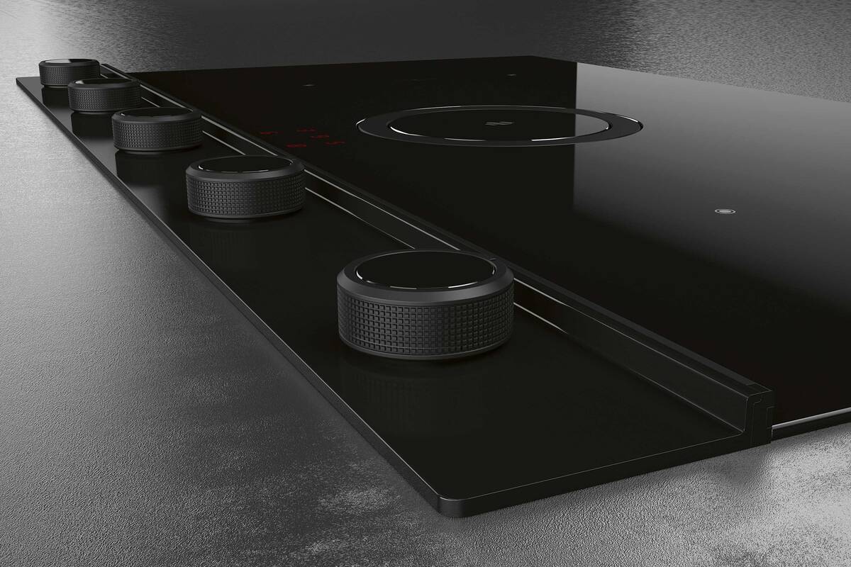 «NikolaTesla Unplugged» wird schnell und intuitiv über feste Klickknöpfe gesteuert. Die markanten Bedienknöpfe verleihen Charakter und Robustheit. Elica über Adago Home.