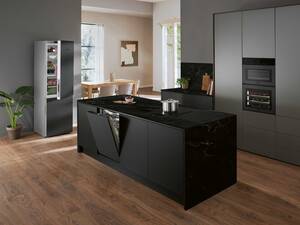 Passend zum Trendton «Schwarz Matt» präsentiert Miele die Einbaugeräteserie in edlem Obsidianschwarz matt. Sie umfasst (Dampf-)Backofen, Wärme- beziehungsweise Vakuumierschublade, Einbau- Kaffeevollautomat sowie Weinschrank. Ergänzt werden diese Geräte um Induktionskochfelder und Dunstabzugshauben. Miele Schweiz.
