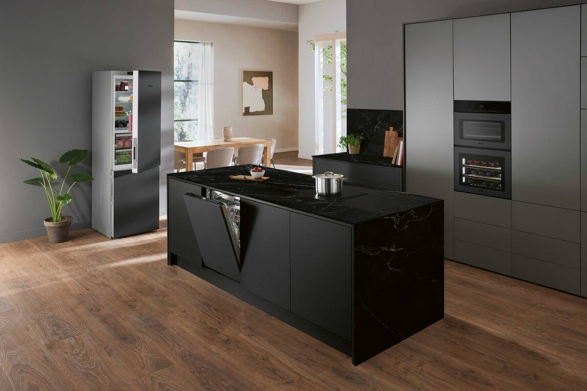 Passend zum Trendton «Schwarz Matt» präsentiert Miele die Einbaugeräteserie in edlem Obsidianschwarz matt. Sie umfasst (Dampf-)Backofen, Wärme- beziehungsweise Vakuumierschublade, Einbau- Kaffeevollautomat sowie Weinschrank. Ergänzt werden diese Geräte um Induktionskochfelder und Dunstabzugshauben. Miele Schweiz.