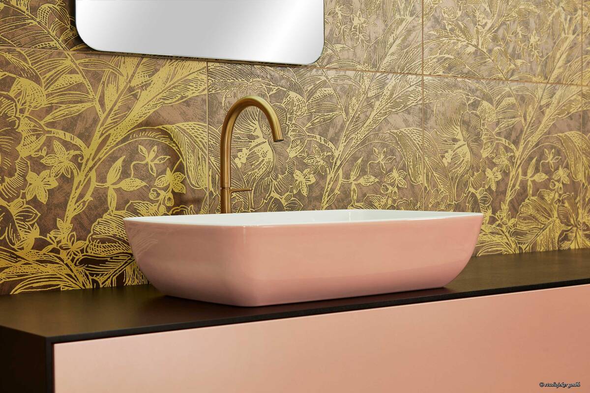 Die Möbelkombination «Sabella Infinity 180» verbindet Luxus mit Funktionalität. Die Armatur «Brushed Gold optic 250» setzt dezente Farbakzente. Sabag Holding AG.