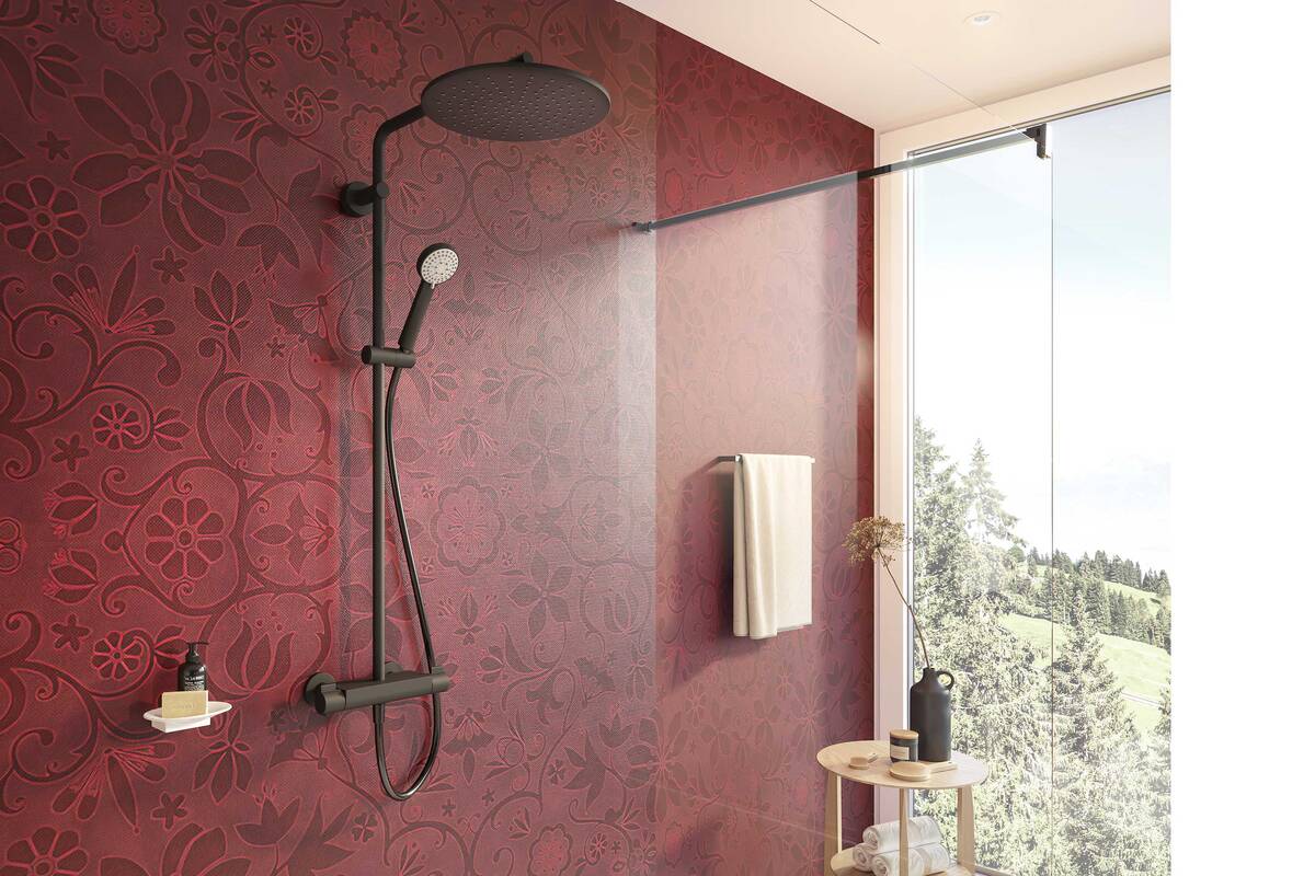 Die kompakten thermostatischen «Showerstations Vivid» von Laufen bringen den Duschgenuss einer Regenbrause in private Bäder. Laufen Schweiz AG.