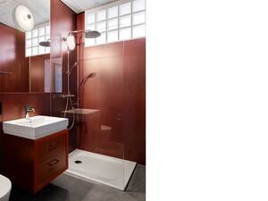 Die in der Schweiz hergestellte «HPL Kompakt Plus»-Platte von Argolite kann auch im Nassbereich direkt auf den bestehenden Untergrund geklebt werden. Das Endergebnis zeigt sich ästhetisch, grossflächig und fugenarm. Argolite AG.