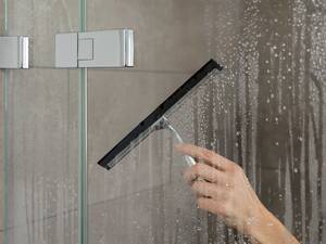 Die dauerhafte Glasveredelung «KermiDURA» lässt das Wasser flächig ablaufen und vereinfacht die Reinigung wesentlich. Arbonia Solutions AG.