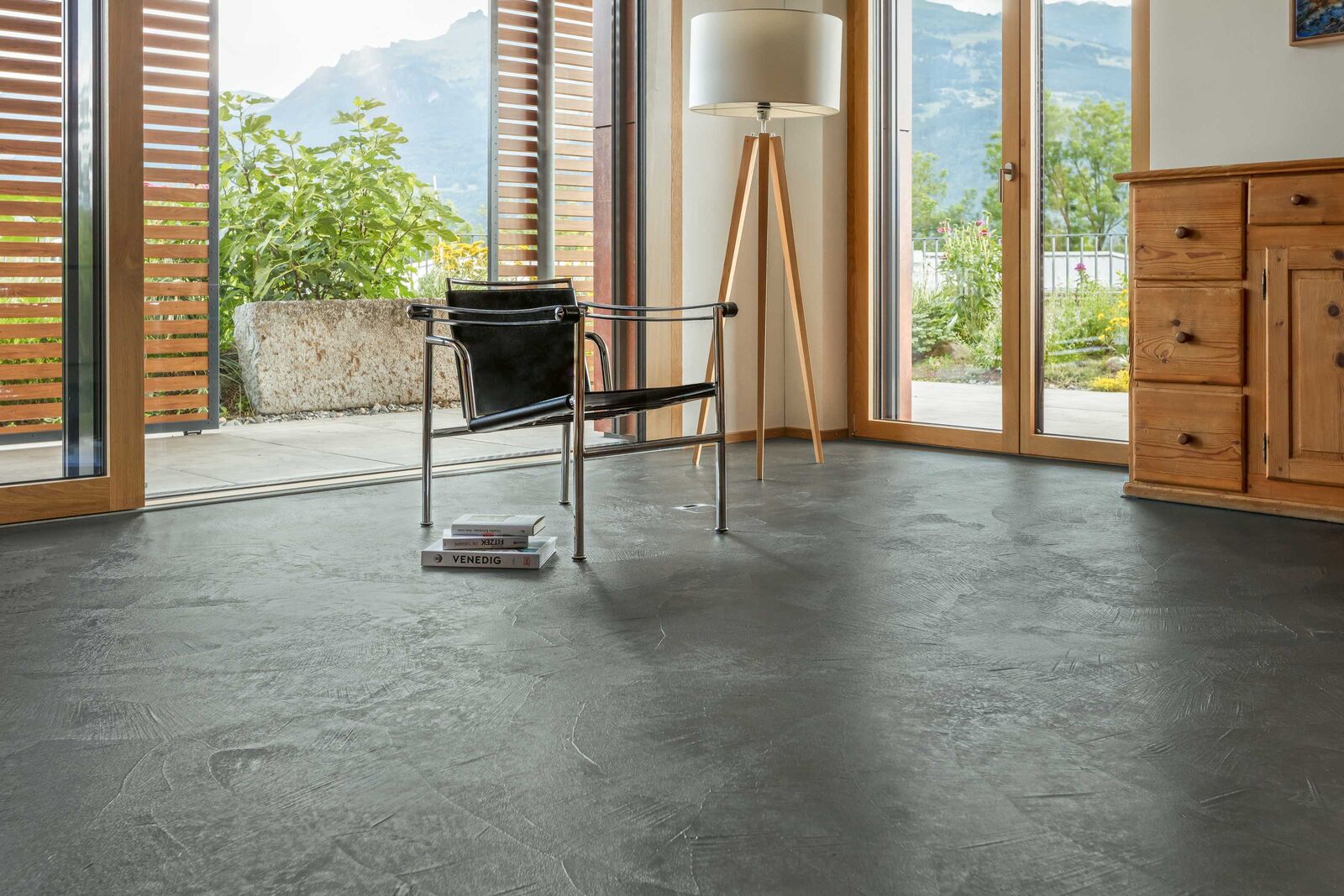 Der mineralische Feinmörtel-Belag wird fugenlos aufgetragen und eignet sich für Böden und Treppen, Wände und Möbel.
