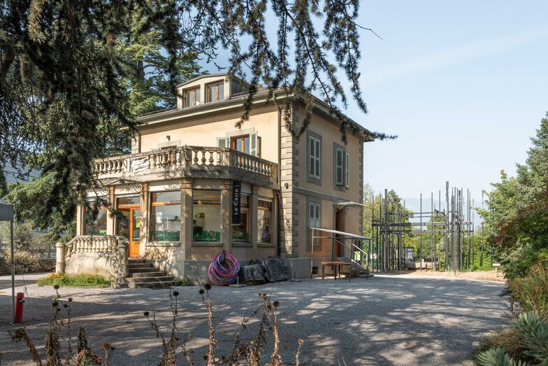 Denkmalgeschützte Gebäude wie die «Villa du Jardin Botanique alpin» oder die sich zurzeit im Umbau befindende «Maison Vaudagne» werden zu sozialen Zentren umgenutzt, sensibel renoviert und erweitert.