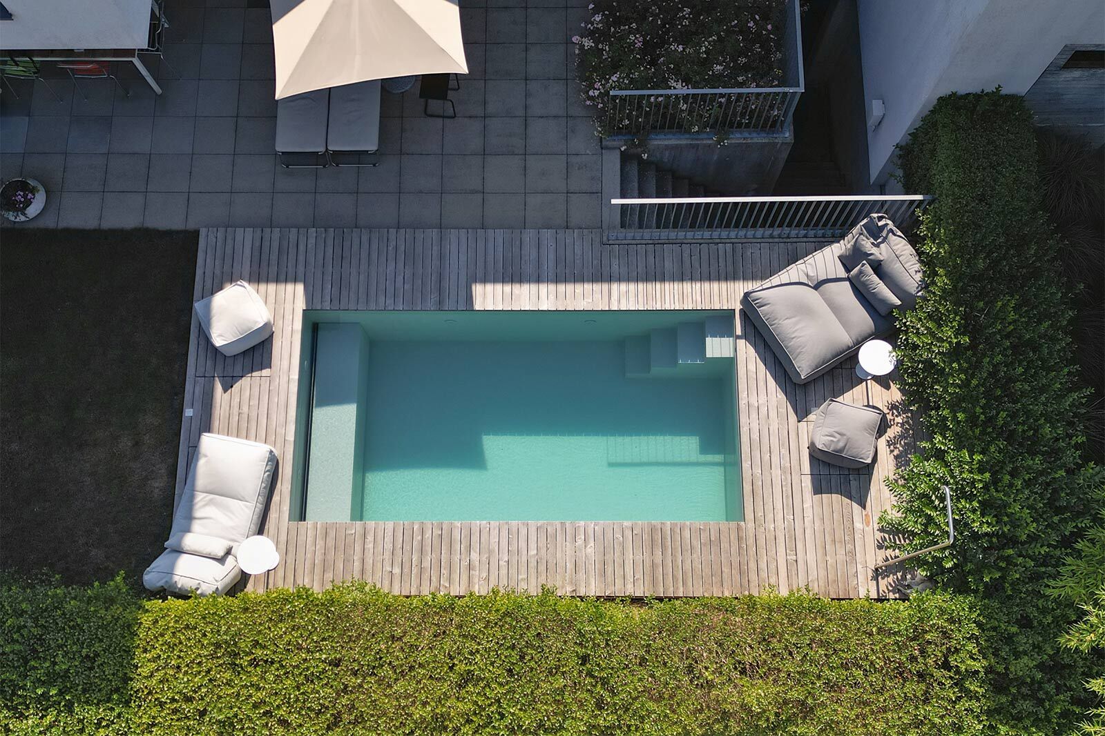 Ein eco-pool Kompakt-becken verbindet moderne Technologie und platzsparendes Design.