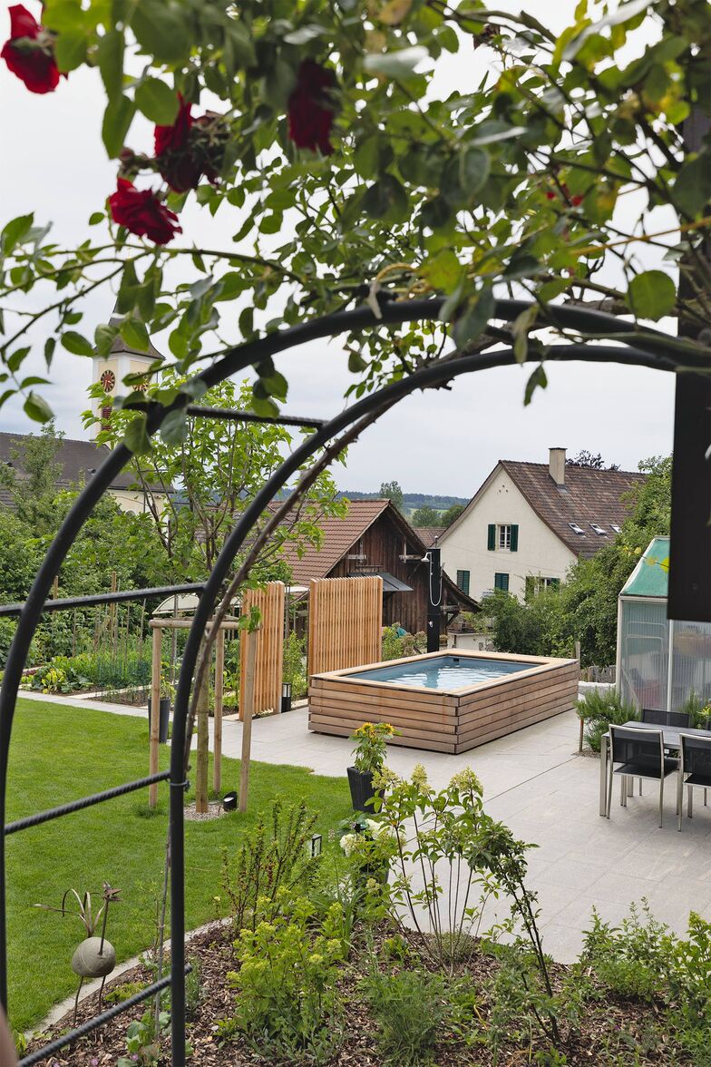 Der Badebrunnen findet seinen Platz auf Terrassen, in kleinen Gärten und auf der grünen Bergwiese.