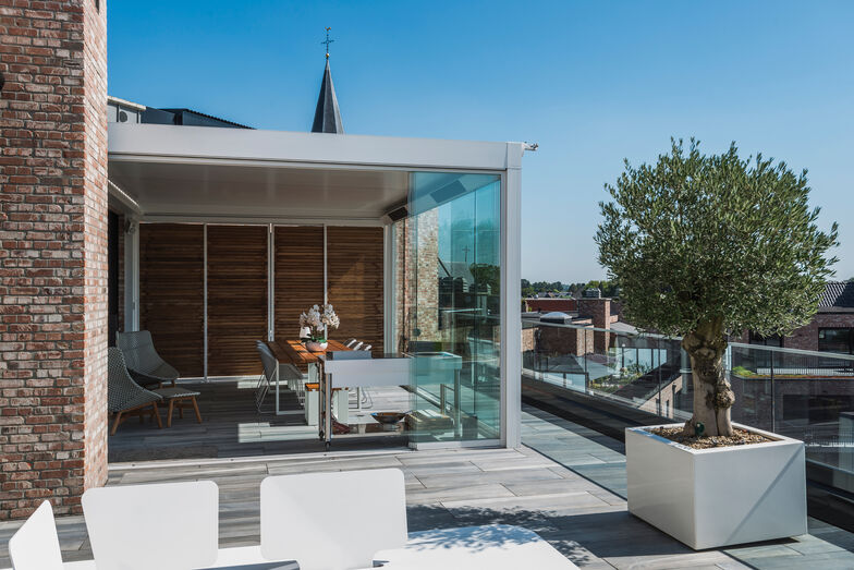 Dachterrassen sind nur Orte für schönes Wetter? Nicht, wenn man an die geeignete Überdachung denkt. Renson.