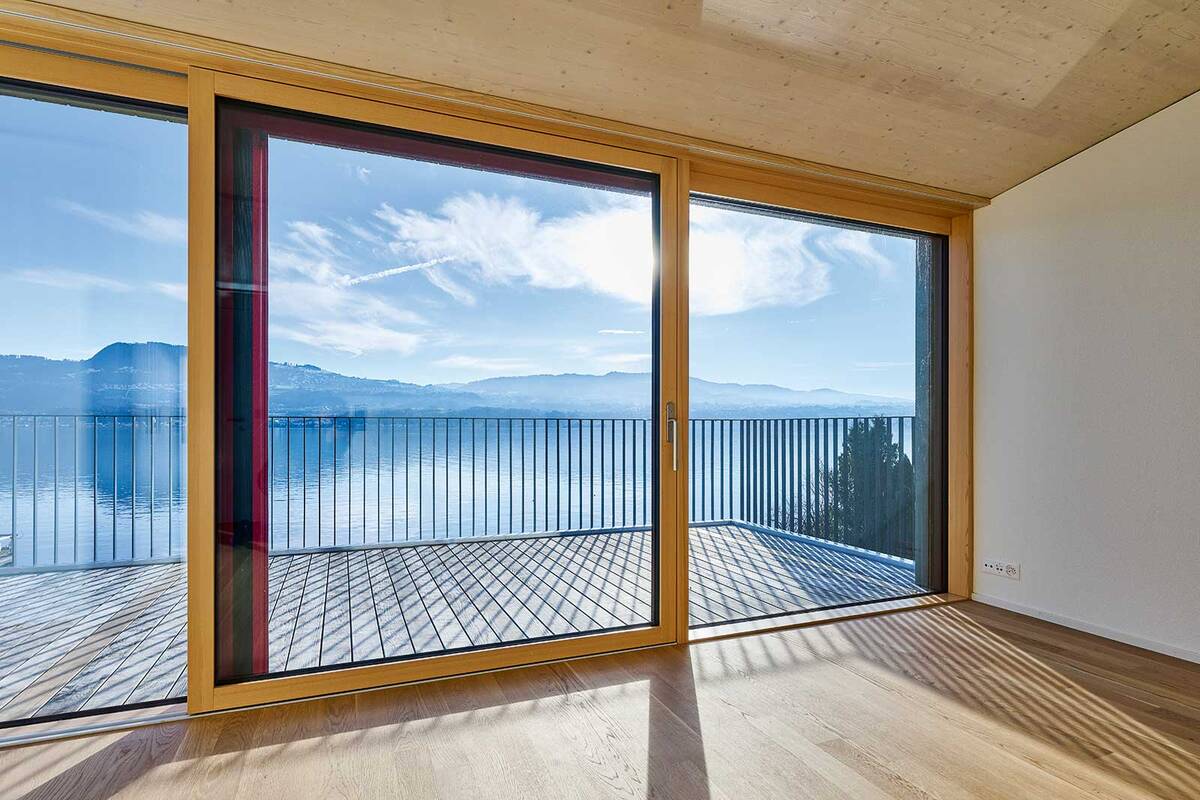 Mühelose Aussicht: Die Schiebetüre «ST2» von 4B verbindet einen schlanken Rahmen mit einem hohen Glasanteil. Sie lässt sich mühelos bewegen und kann dank zahlreicher Smarthome-Lösungen in verschiedene Gebäudeautomationssysteme integriert werden. 4B AG.