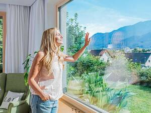 Die Wärme bleibt drin: Das Wärmeschutzglas «Low-Carbon iplus» von Internorm besteht zur Hälfte aus recyclebarem Material. Für die Herstellung werden emissionsarme Rohstoffe verwendet, die einen geringen CO2-Fussabdruck widerspiegeln. Internorm International GmbH.