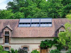 Keine Hitze, trotzdem Licht: Der vertikale Sonnenschutz «Fixscreen Go Solar» von Renson lässt genügend Tageslicht in den Raum, ohne diesen zu überhitzen. Durch die schlanke Ausführung der Tuchkassette liegt der Schattenspender fast unsichtbar auf der Fassade und wirkt elegant. Dank der solarbetriebenen Steuerung sind weder Kabel noch Bohrungen nötig. Renson.