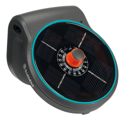 Die 3-in-1-Haupteinheit kombiniert eine Pumpe zum Entnehmen von Wasser, eine Steuereinheit zum Bestimmen des Bewässerungsplans und ein Solarmodul, das die mitgelieferten wiederaufladbaren Batterien versorgt.