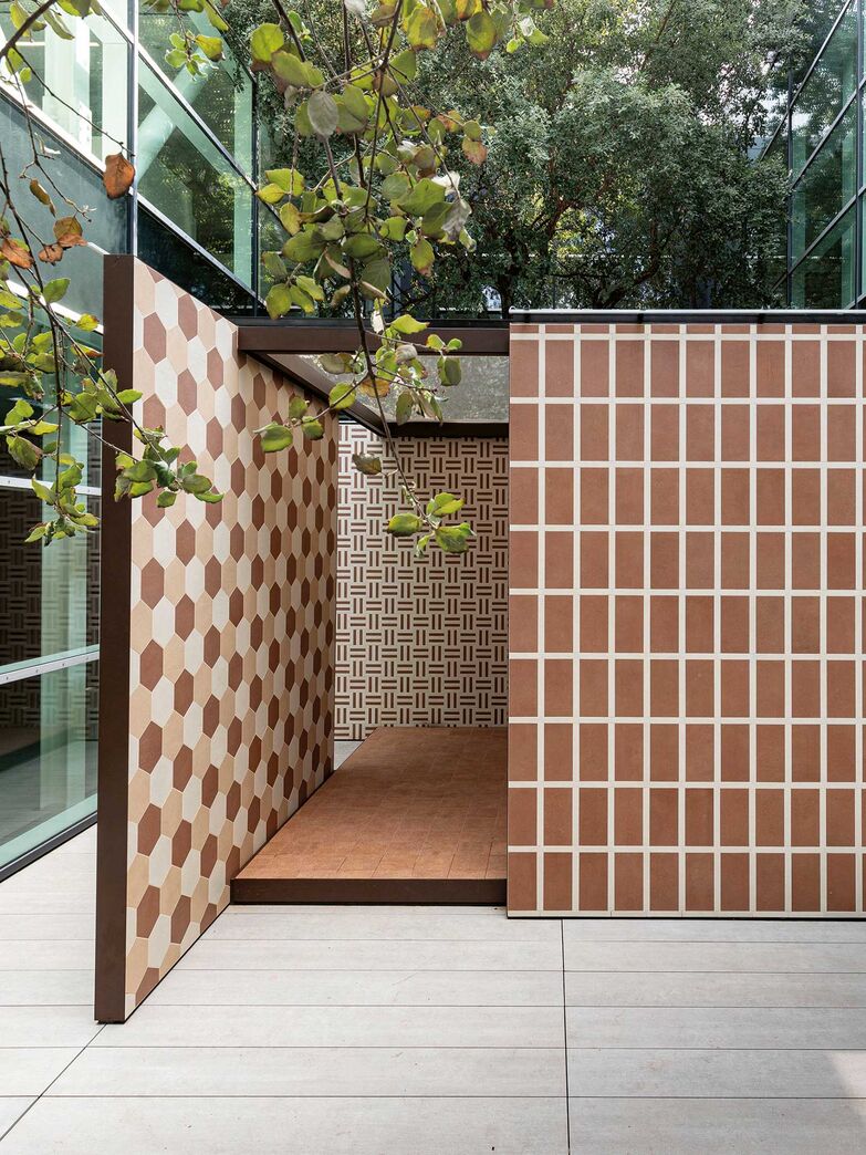 SensiTerre: Florim und Matteo Thun stärken mit dieser Kollektion ihre Zusammenarbeit. Das Projekt interpretiert die Welt des Tons neu und verbindet traditionelle Handwerkskunst mit technologischer Innovation. So wurden die vielfältigen warmen Farben und strukturierten Oberflächen des Tons zum Massstab für das Design und Farbe wird zum roten Faden zwischen Traditionen und Gegenwart. Die natürliche Farbpalette und vielfältige Konfigurationen von Klein- und Grossformaten zeichnen die Kollektion aus, die sich für Bodenbeläge und Verkleidungen eignet.  www.florim.com