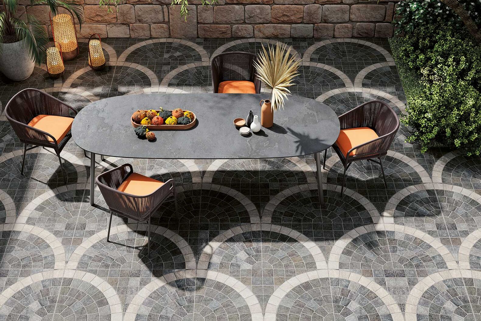 Anders als man vielleicht annehmen würde, ist «Mars» kein Kopfsteinpflaster. Es handelt sich um Feinsteinzeug-Platten in den Massen 60 mal 60 Zentimeter. Man erhält das Beste aus beiden Welten: die charmante, zeitlose Optik einer europäischen Altstadt und die pflegeleichten Eigenschaften des Materials. HGC Handel AG, www.hgc.ch