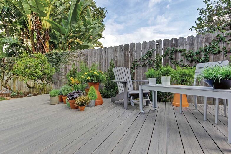 Wer statt Stein eine Holzoptik bevorzugt, aber nicht deren Pflegeaufwand, kann auf die WPC-Terrassendielen «TimberTech» zurückgreifen. Sie verfügen über die gewünschte natürliche Holzoptik, sind jedoch feuchtigkeitsresistent und splitterfrei. Sie müssen weder geölt noch gestrichen werden und sind daher sehr pflegeleicht. Neomat AG, www.neomat.ch