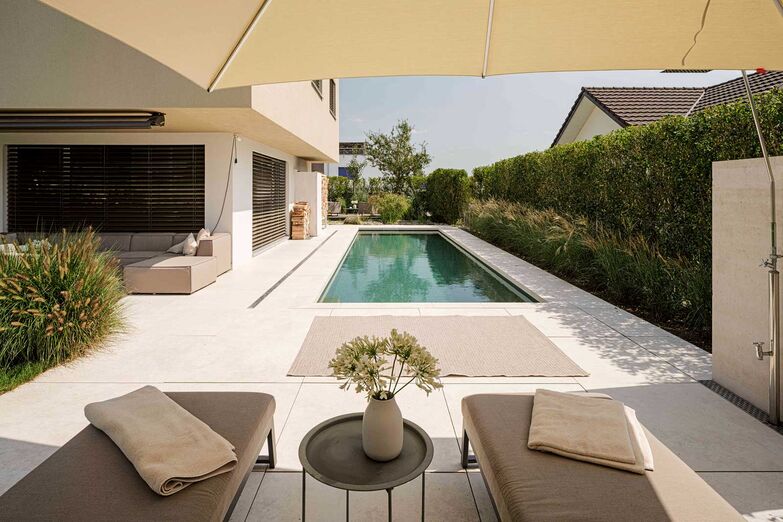 «Kanfanar» heissen diese Platten aus Naturstein, die aus dem Steinbruch Kamen in Pazin, Kroatien, importiert wurden. Bei diesem hochwertigen Kalkstein handelt es sich um ein Material mit historischer Bedeutung: Bereits im Römischen Reich wurden viele Kulturdenkmäler aus dem Kanfanar gefertigt. Dies zeigt aber nicht nur die lange Tradition, die der Stein mitbringt, sondern beweist auch, wie widerstandsfähig er ist. Atlas Natursteine AG, www.atlas-natursteine.ch